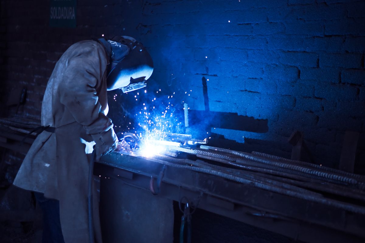 Pekerjaan pengelasan di fasilitas industri