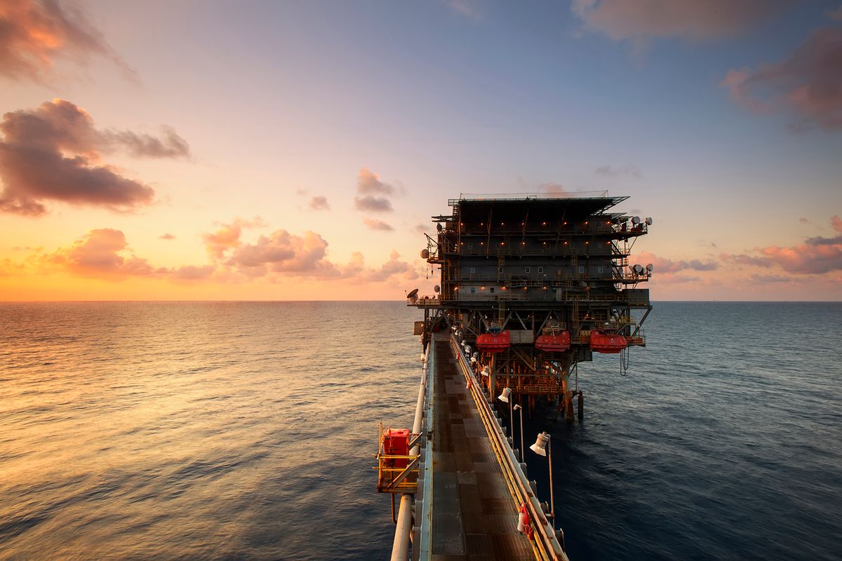 Fasilitas migas lepas pantai saat senja