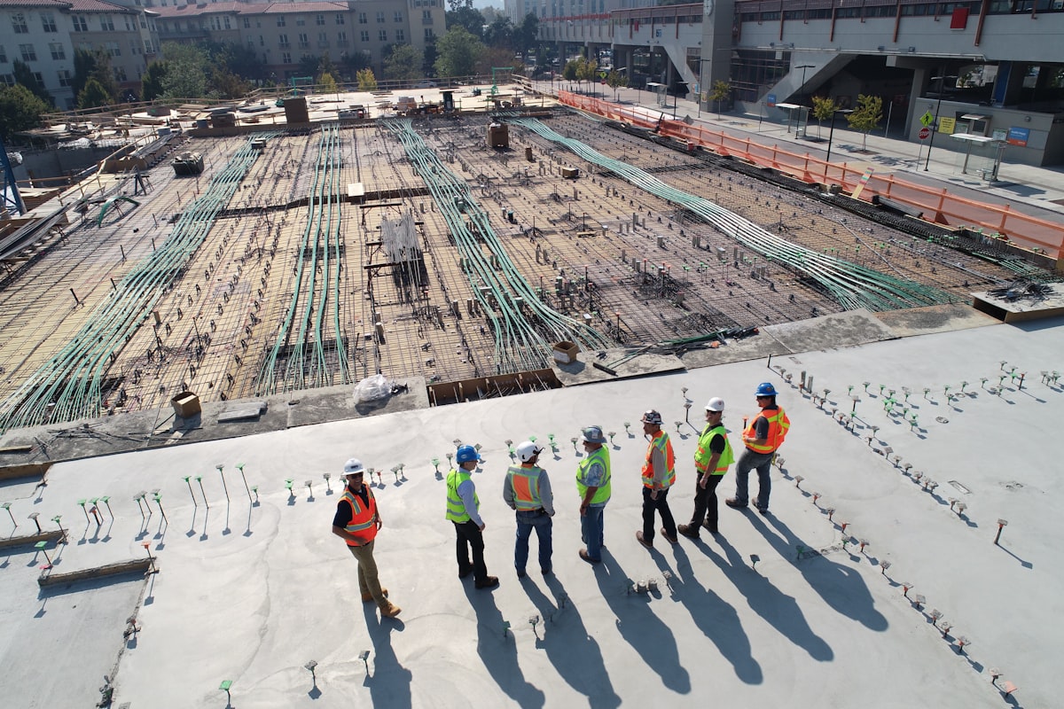 Pengawasan pekerjaan di lokasi proyek